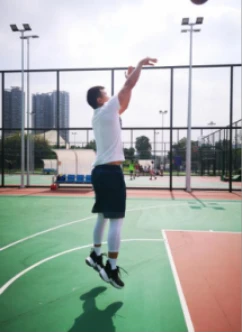 老年人如何安全地进行篮球接球训练?_2